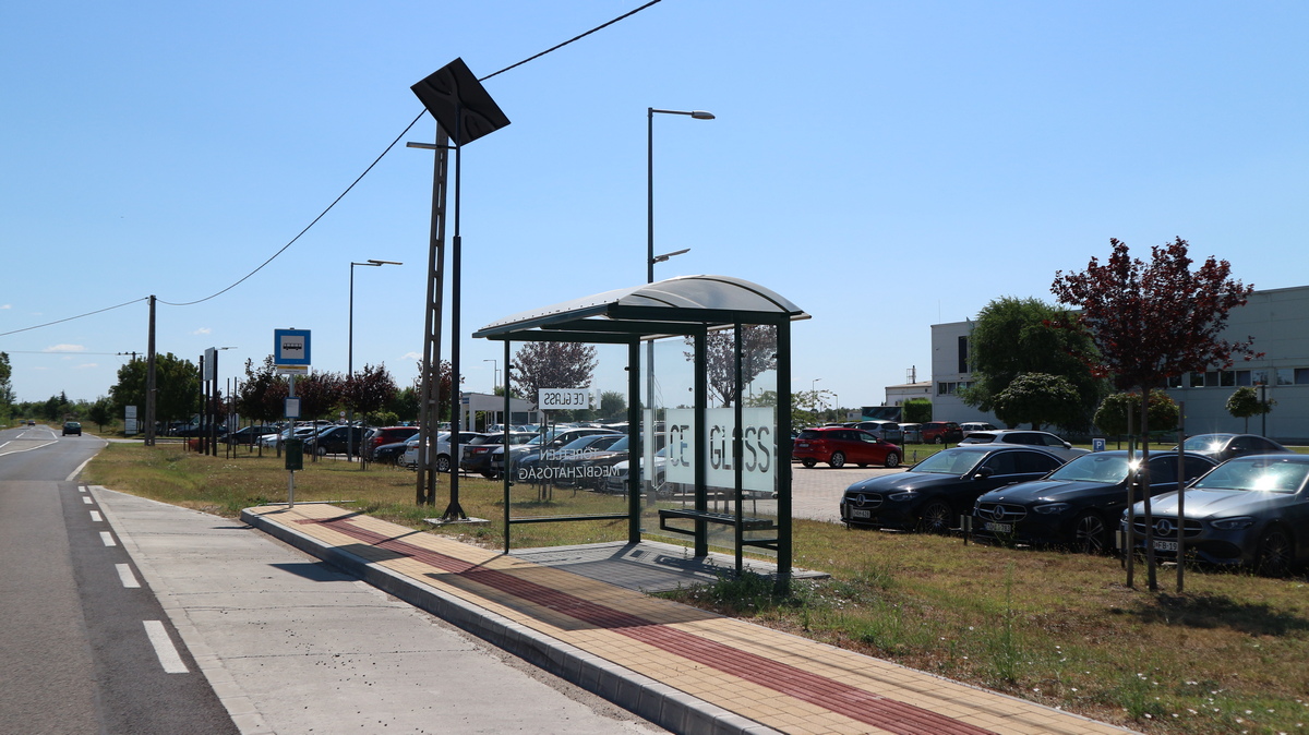 Fejlesztett buszmegálló Szatymazon 1