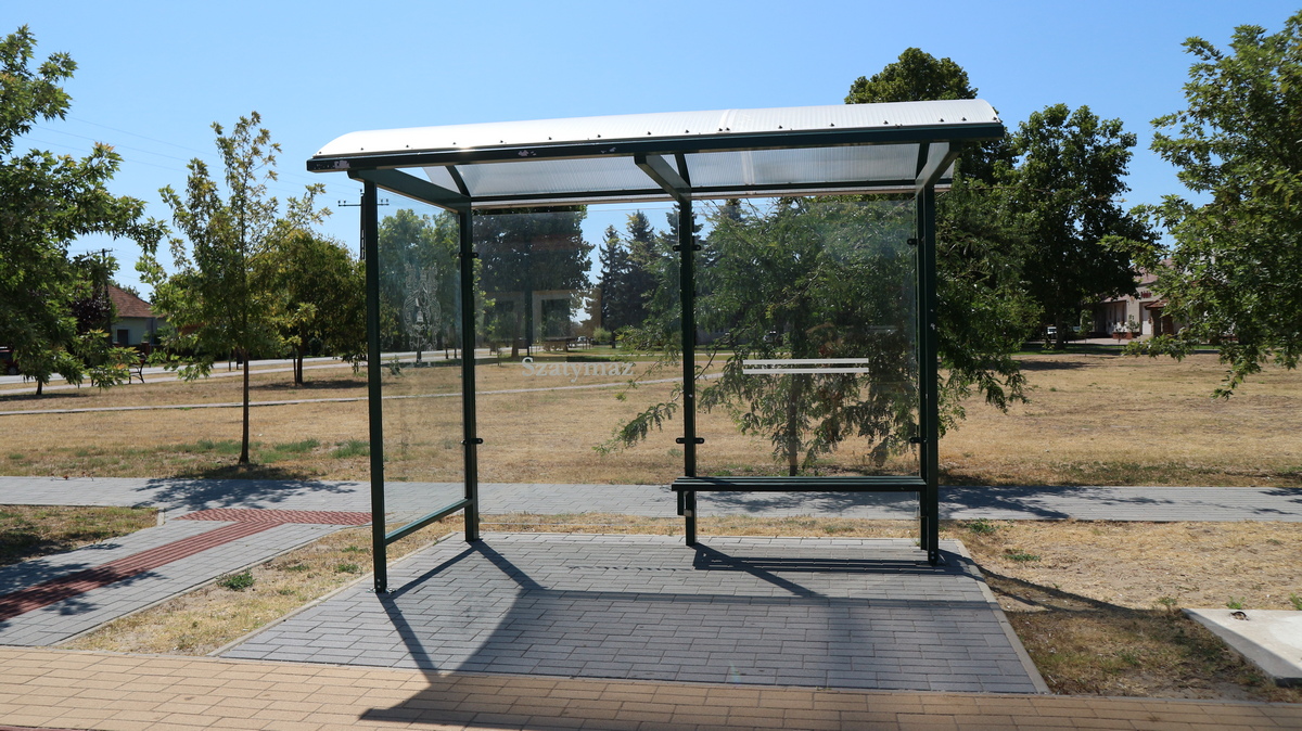Fejlesztett buszmegálló Szatymazon 6